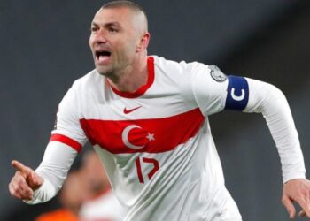Burak Yılmaz futbolu bıraktı