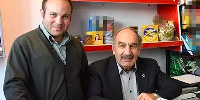 Eski bakanın üç dil bilen oğlu, işsiz kalınca bakkal dükkanı açtı 1 Eski bakanın üç dil bilen oğlu, işsiz kalınca bakkal dükkanı açtı