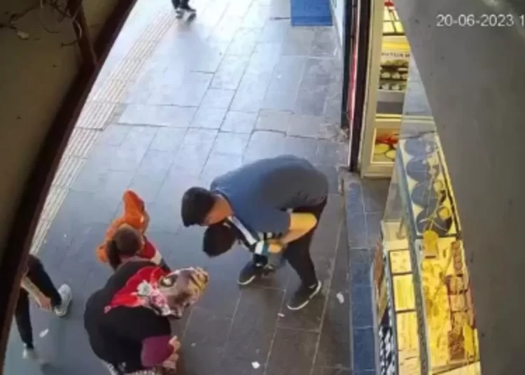 Soluk borusuna şeker kaçan 5 yaşındaki çocuk, Heimlich manevrasıyla kurtarıldı 1 Soluk borusuna şeker kaçan 5 yaşındaki çocuk, Heimlich manevrasıyla kurtarıldı
