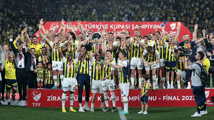 9 yıllık özlem son buldu: Fenerbahçe Türkiye Kupası’nı kaldırdı 1 9 yıllık özlem son buldu: Fenerbahçe Türkiye Kupası’nı kaldırdı