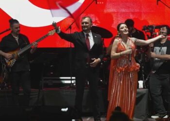 Ak Partili Başkanla şarkı söyleyen Melek Mosso ‘helalleşme’ için özür diledi