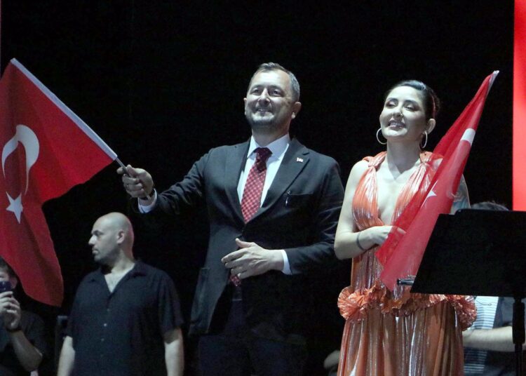 Melek Mosso konseri AK Parti’li başkanı koltuğundan etti