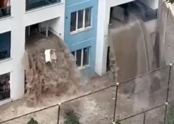 Sel evin içinden geçti