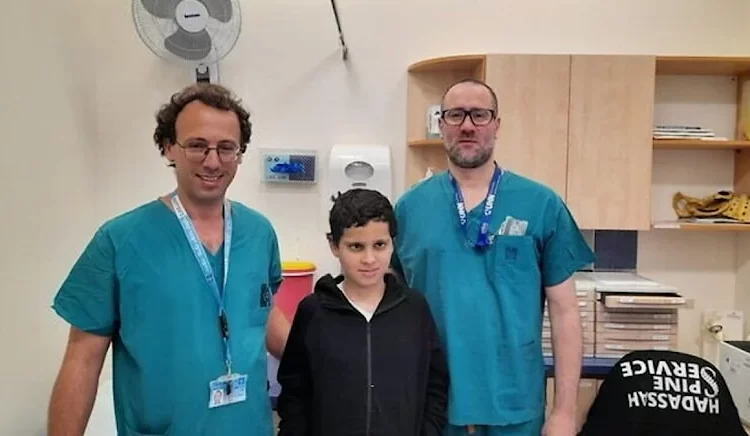 Mucize kurtuluş: Doktorlar küçük çocuğun kopan boynunu yeniden dikti 1 Mucize kurtuluş: Doktorlar küçük çocuğun kopan boynunu yeniden dikti