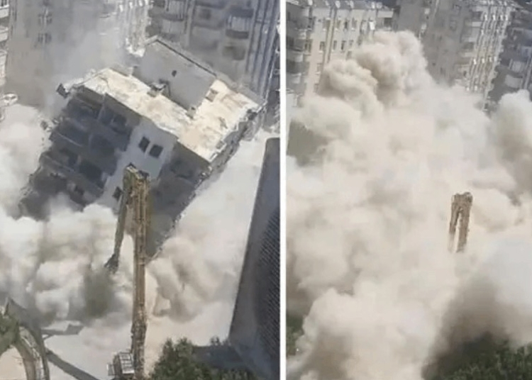 Adana’da ağır hasarlı bina yıkım sırasında çöktü