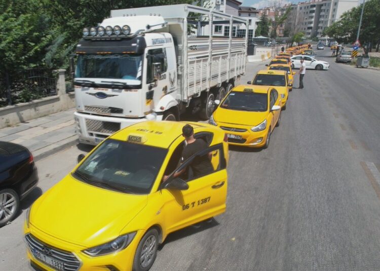Ankara'da taksi ücretlerine dev zam: İndi bindi 50 lira oldu 1 Ankara’da taksi ücretlerine dev zam: İndi bindi 50 lira oldu