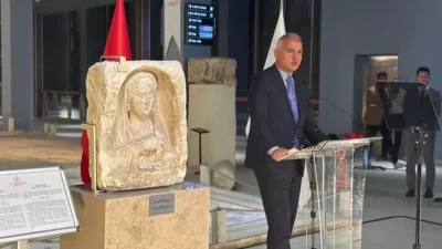 Zeugma kökenli mezar steli Türkiye'ye iade edildi 2 Zeugma kökenli mezar steli Türkiye'ye iade edildi