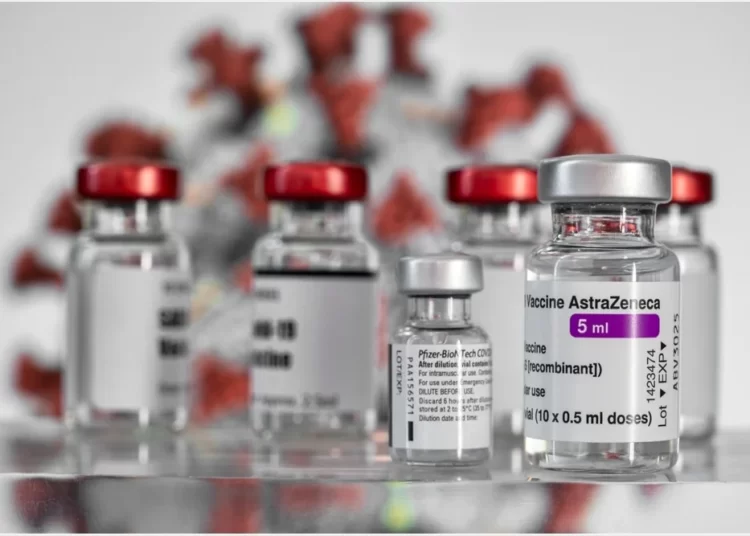 Korona aşısı üreten BioNTech ve AstraZeneca hâkim karşısında 1 Korona aşısı üreten BioNTech ve AstraZeneca hâkim karşısında