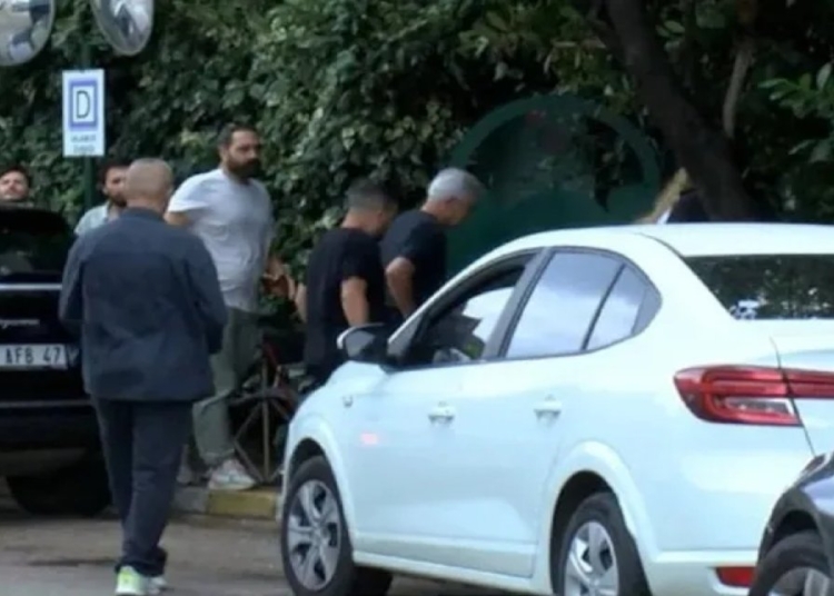 Cem Yılmaz’dan Özkan Uğur’un ailesine taziye ziyareti 1 Cem Yılmaz’dan Özkan Uğur’un ailesine taziye ziyareti