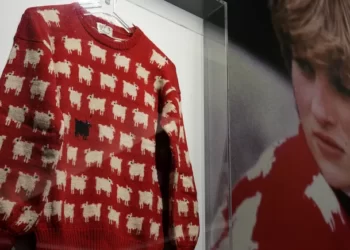 Prenses Diana’nın ikonik “kara koyun” kazağı açık artırmaya çıkıyor