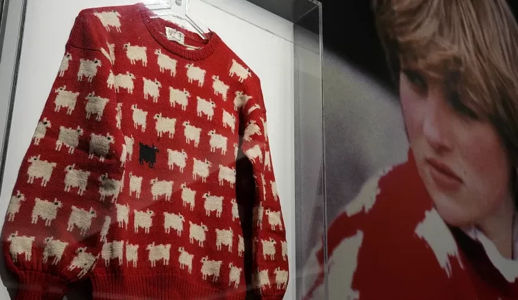 Prenses Diana'nın ikonik "kara koyun" kazağı açık artırmaya çıkıyor 1 Prenses Diana’nın ikonik “kara koyun” kazağı açık artırmaya çıkıyor