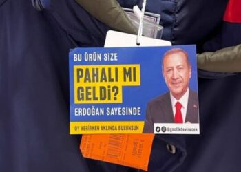 ‘Erdoğan sayesinde’ afişlerinin tasarımcısı beraat etti