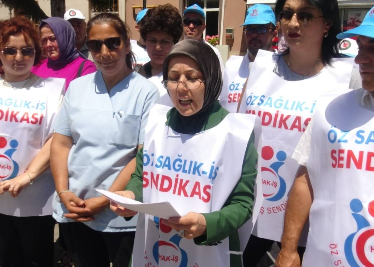 “Ömrümü Erdoğan’a ver” diye dua eden AKP'li, zamlara isyan ettiği için partisinden ihraç ediliyor 1 “Ömrümü Erdoğan’a ver” diye dua eden AKP’li, zamlara isyan ettiği için partisinden ihraç ediliyor