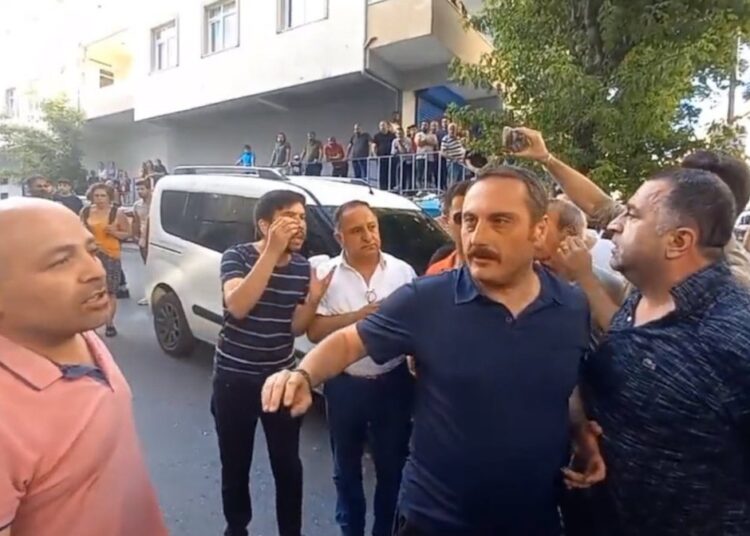 Polis müdürü Madımak anmasında: ‘Var mı bize laf söyleyecek bir delikanlı’ 1 Polis müdürü Madımak anmasında: ‘Var mı bize laf söyleyecek bir delikanlı’