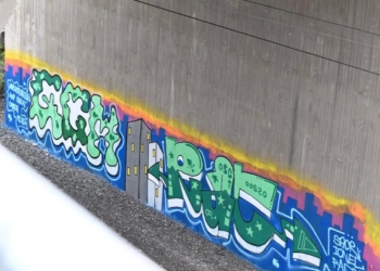 Belediye Başkanı Yardımcısı, duvara grafiti çizerken suçüstü yakalandı