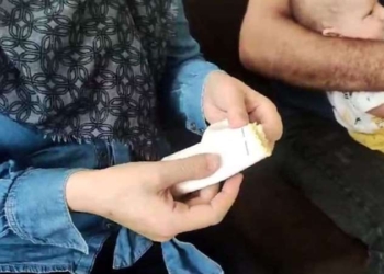 Doğduğundan beri ağlayan bebeğin vücudunda enjektör iğnesi çıktı