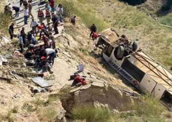 Yolcu otobüs viyadükten düştü: 7 kişi öldü, 22 kişi yaralandı