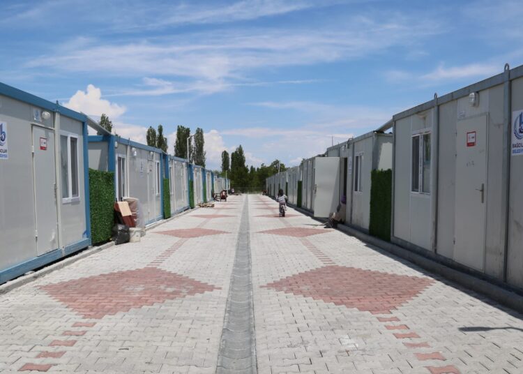 Böyle fırsatçılık görülmedi: Evlerini kiraya verip konteynere yerleştiler 1 Böyle fırsatçılık görülmedi: Evlerini kiraya verip konteynere yerleştiler