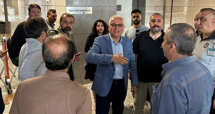 Mahkeme Merdan Yanardağ iddianamesini kabul etti: Savcı, gazeteciyi Duran Kalkan’la bir tuttu