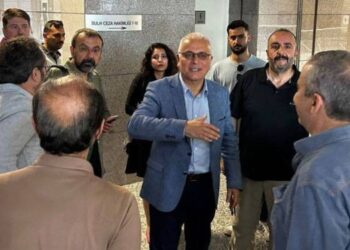 Mahkeme Merdan Yanardağ iddianamesini kabul etti: Savcı, gazeteciyi Duran Kalkan’la bir tuttu