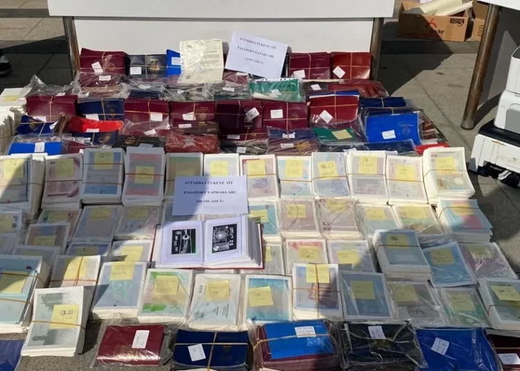 İstanbul merkezli 6 ilde sahte pasaport operasyonu 1 İstanbul merkezli 6 ilde sahte pasaport operasyonu
