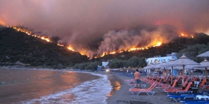 Rodos adasındaki yangın kontrolden çıktı: On binlerce kişi tahliye ediliyor 1 Rodos adasındaki yangın kontrolden çıktı: On binlerce kişi tahliye ediliyor