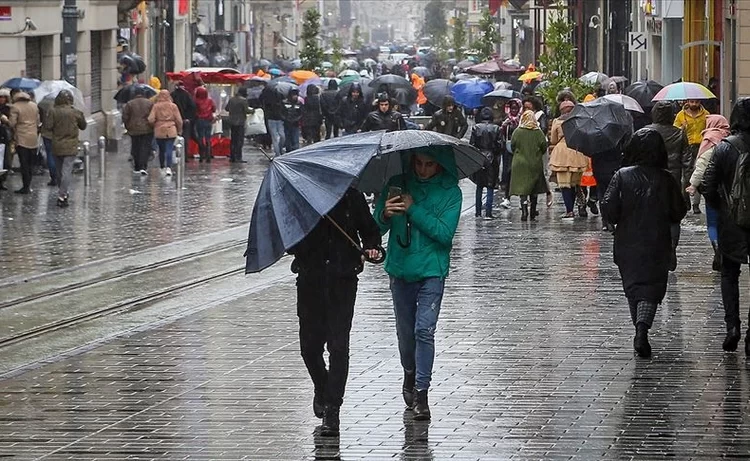 AKOM uyardı: İstanbul'a kuvvetli sağanak geliyor 1 AKOM uyardı: İstanbul’a kuvvetli sağanak geliyor
