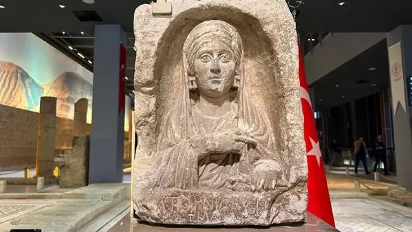 Zeugma kökenli mezar steli Türkiye'ye iade edildi 1 Zeugma kökenli mezar steli Türkiye’ye iade edildi