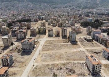 Deprem bölgesinde enkazlar yerini büyük boşluklara bıraktı