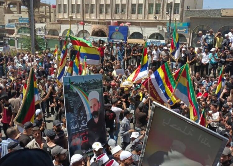 Suriye’nin 7 vilayetinde binlerce kişi  Esed yönetimini protesto etti