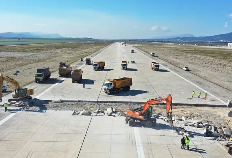 Depremde hasar gören Hatay Havalimanı yine aynı yere yapılacak 1 Depremde hasar gören Hatay Havalimanı yine aynı yere yapılacak