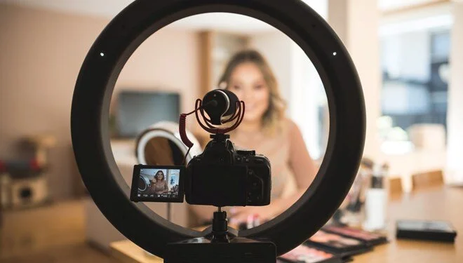 İnternet fenomenliği "tehlikeli iş” kapsamına alındı 1 İnternet fenomenliği “tehlikeli iş” kapsamına alındı