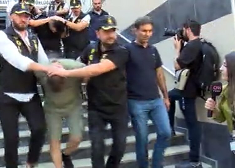 Tekel saldırısında yeni gelişme: Gözaltındaki 8 kişi adliyeye sevk edildi 1 Tekel saldırısında yeni gelişme: Gözaltındaki 8 kişi adliyeye sevk edildi
