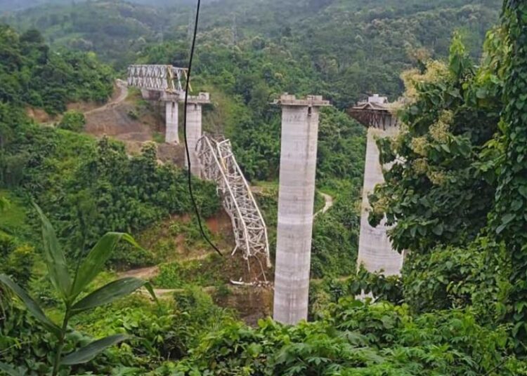 Hindistan’da demir yolu köprüsü çöktü: 17 işçi öldü