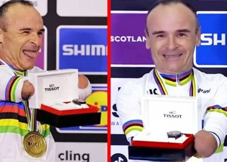 Kolsuz bisikletçiye ödül olarak kol saati verildi: Sosyal medyada tepki yağdı