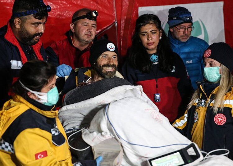 Mersin'de mağarada mide kanaması geçiren ABD'li dağcı tahliye edildi 1 Mersin’de mağarada mide kanaması geçiren ABD’li dağcı tahliye edildi