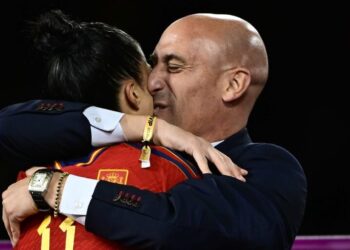 Kadın futbolcuyu dudağından öpen federasyon başkanı istifa etti