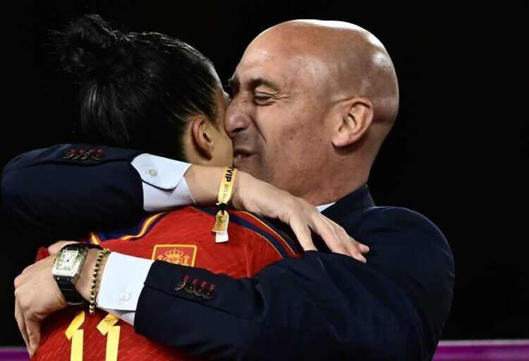 Kadın futbolcuyu dudağından öpen federasyon başkanı istifa etti 1 Kadın futbolcuyu dudağından öpen federasyon başkanı istifa etti