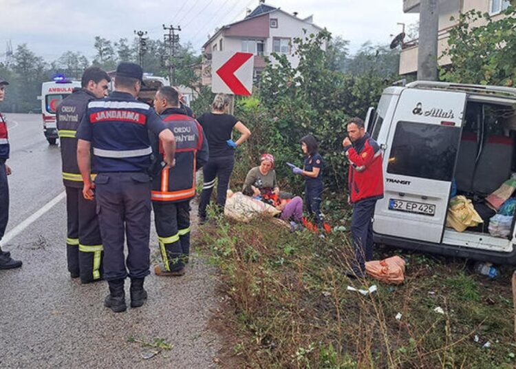 Fındık işçilerini taşıyan minibüs kaza yaptı: 17 kişi yaralandı 1 Fındık işçilerini taşıyan minibüs kaza yaptı: 17 kişi yaralandı