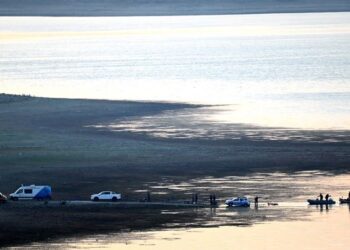 İzmir’de yangına müdahale eden helikopter baraja düştü
