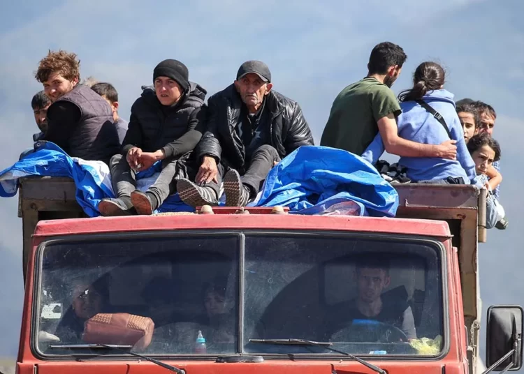 Karabağ’daki sözde Ermeni yönetimi kendini feshetti: Halk bölgeyi terk ediyor