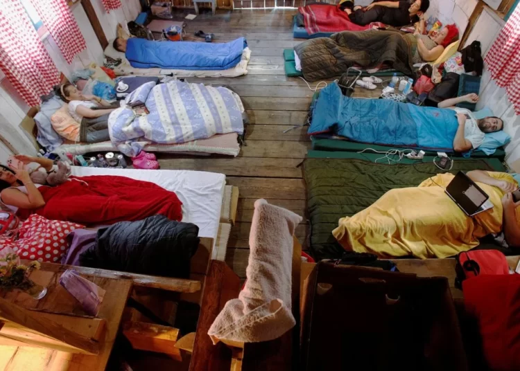 Karadağ’da ‘yan gelip yatma’ yarışmasında rekor: 20 gündür devam ediyor