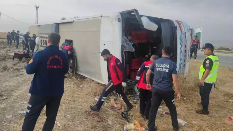 Merzifon’da yolcu otobüsü devrildi: Beş kişi öldü, 30 kişi yaralandı 1 Merzifon’da yolcu otobüsü devrildi: Beş kişi öldü, 30 kişi yaralandı