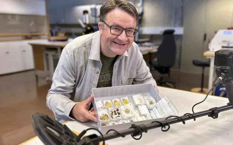 Çıktığı doğa yürüyüşünde büyük hazine buldu, dünya bu adamı konuşuyor 1 Çıktığı doğa yürüyüşünde büyük hazine buldu, dünya bu adamı konuşuyor