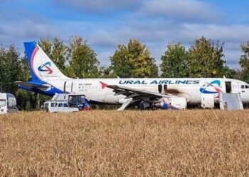 Havada korku dolu anlar, yolcu uçağı tarlaya iniş yaptı