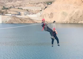Belediye Başkanı, zipline yaparken mahsur kaldı