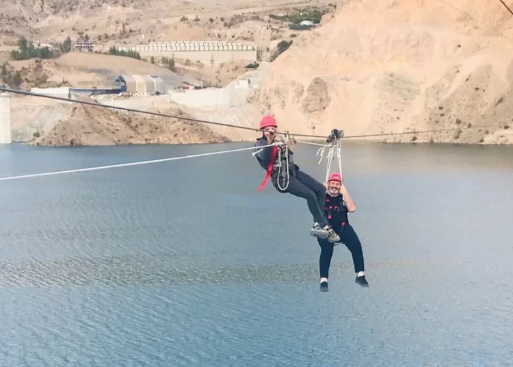 Belediye Başkanı, zipline yaparken mahsur kaldı