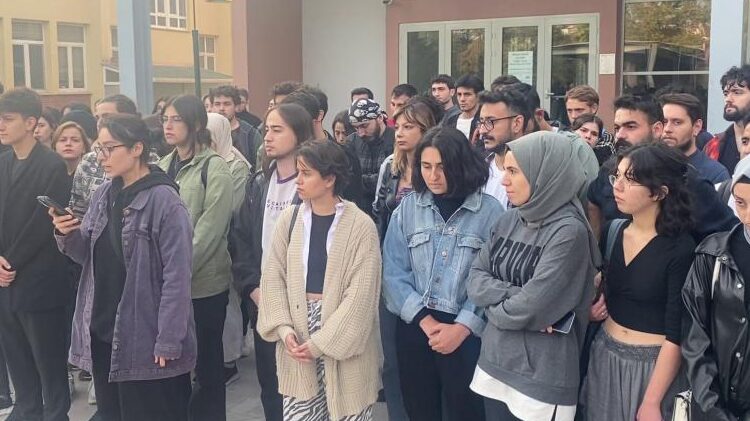 Üniversite öğrencisi yemekhanede kendini astı: Borçları vardı 1 Üniversite öğrencisi yemekhanede kendini astı: Borçları vardı