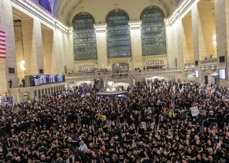ABD'de Yahudi gruplardan barış eylemi: Garı işgal ettiler 1 ABD’de Yahudi gruplardan barış eylemi: Garı işgal ettiler