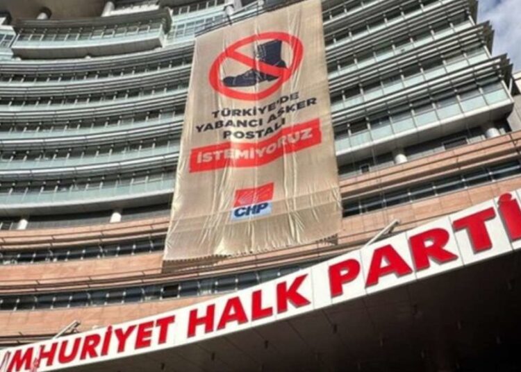 CHP binasına 'Türkiye'de yabancı asker postalı istemiyoruz' pankartı 1 CHP binasına ‘Türkiye’de yabancı asker postalı istemiyoruz’ pankartı
